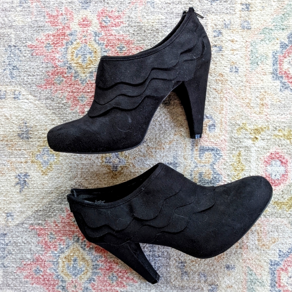 Mossimo black bootie ruffle detail size 9